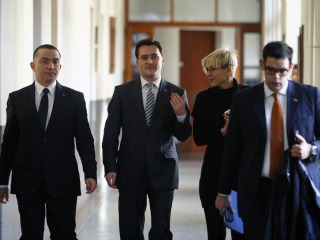 Ministri i Drejtësisë Selakoviç (qendër).Foto: Beta.
