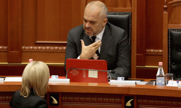 Kryeministri Edi Rama dhe Ministrja e Arsimit Lindita Nikolla, gjatë një seance parlamentare. Foto: LSA / FRANC ZHURDA