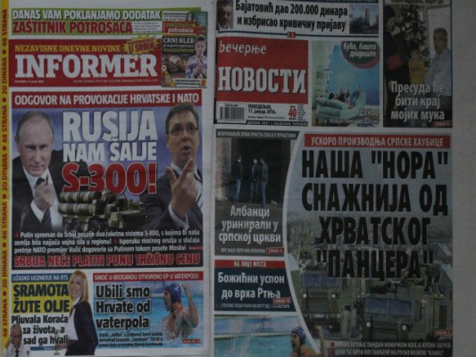 Faqet e para të gazetave 'Informer' dhe 'Vecernje Novosti' në Beograd të hënën.