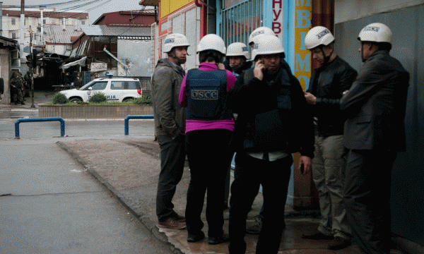 Vëzhgues të OSBE-së në vendin e përplasjeve në Kumanovë më 9 maj 2015. (AP Photo/Visar Kryeziu)