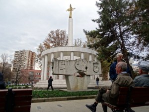 Kompleksi monumental për heronjtë e panjohur të Maqedonisë [pas] ngrihet mbi monumentin më të vjetër [përpara], i cili gjithashtu i dedikohet heronjve të rënë të Maqedonisë.
