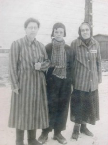 Mandic (në qendër), mamaja e tij Nevenka (majtas) dhe gjyshja e tij Olga (djathtas) ditën e lirimit të tyre.