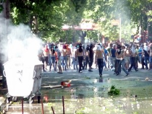 Përleshjet që shpërthyen gjatë protestës në kryeqytet (Shkup) më 4 korrik| Foto nga: Sinisa Jakov Marusic