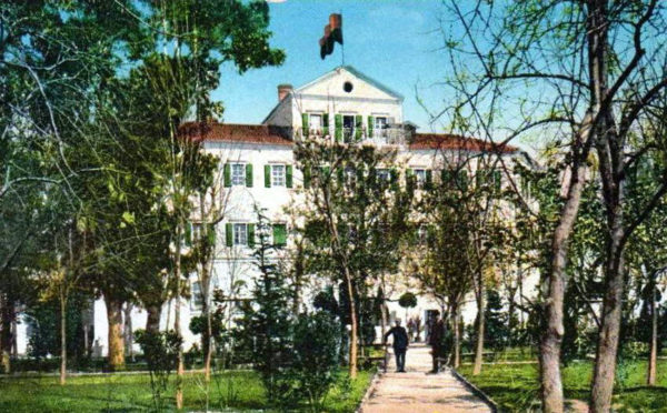 Foto e pallatit qeveritar që ekzistonte deri ne vitet 1930 në sheshin para hyrjes së portit. Autor i panjohur