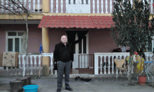 Palokë Malaj duke folur para shtëpisë së tij në Bajzë, Malësia e Madhe në shkurt 2015. Foto: Aleksandra Bogdani/BIRN