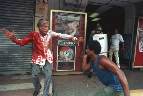 Zv/presidenti i Panamasë Guillermo Ford duke u sulmuar në vitin 1989. Foto: Ron Haviv/VII. 