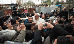 Papa Françesk duke vizituar një kamp refugjatësh pranë Romës më 8 shkurt 2015. (AP Photo/L'Osservatore Romano, pool) 