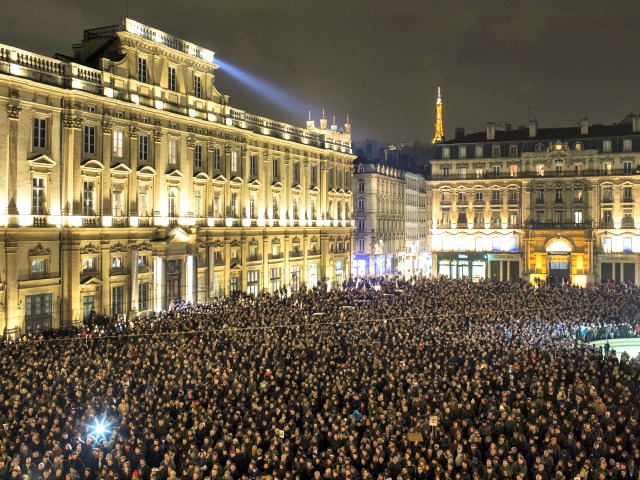 Qindra mijëra njerëz të mbledhur në Lion të Francës, pas ngjarjeve të hidhura në Paris, ku u vranë 12 persona. Foto: Laurent Cipriani/AP
