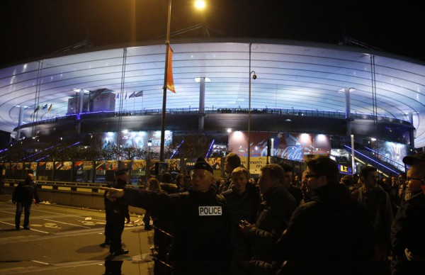 Një oficer policie drejton njerëzit të dalin nga stadiumi Stade de France gjatë një ndeshjeje ndërkombëtare miqësore futbolli mes Francës dhe Gjermanisë më 13 nëntor 2015. Atentatorë të paidentifikuar hapën zjarr sonte në pika të ndryshme të Parisit duke shkaktuar shumë të vdekur. (AP Photo/Michel Euler)