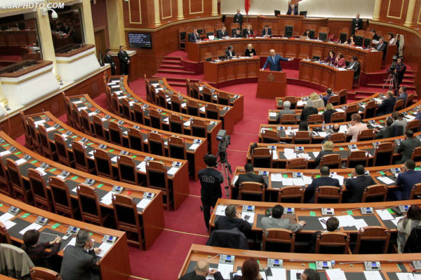 Kuvendi i Shqipërisë pa praninë e opozitës. Foto: Malton Dibra/LSA 