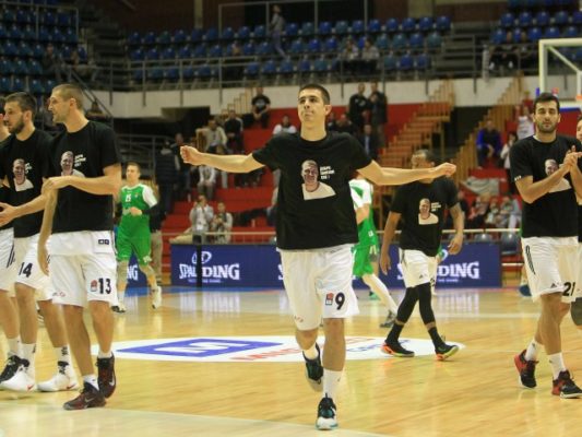 Skuadrat e futbollit dhe basketbollit të Partizanit veshën bluza me foton e Stankoviç në to me mesazhin “Mbaj mend gjithçka” [një varg nga një këngë që tifozët këndojnë në stadium]. Foto: BETA