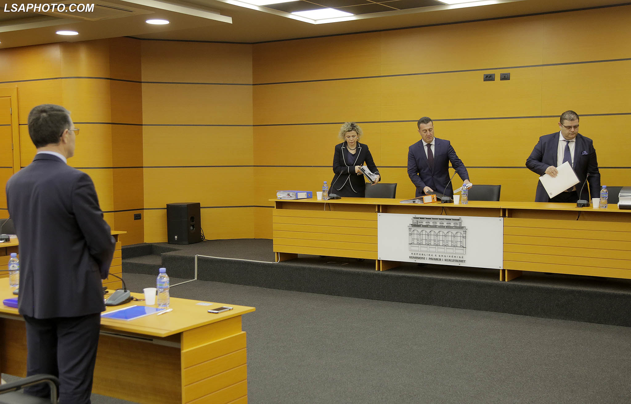 Valbona Sanxhaktari, Olsi Komici, Roland Ilia, gjatë një seance të Komisionit të Pavarur te Kualifikimit. Foto: Malton Dibra/LSA