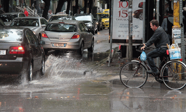 Shi i furishëm në Tiranë më 11 tetor 3015. Foto: Malton Dibra/LSA
