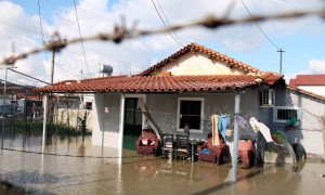 Një shtëpi e përmbytur pas daljes nga shtrati të lumit Erzen, në fshatin Sukth i Ri, në Durrës, më 7 janar 2016. Si pasojë e reshjeve të shiut të rëna gjatë ditëve të fundit janë përmbytur shumë fshatra në të gjithë vendin. Foto: LSA / MALTON DIBRA