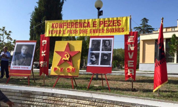 Nostalgjikët e komunizmit ekspozuan një foto të Enver Hoxhës gjatë Festës së Pezës, të organizuar nga Bashkia e Tiranës më 16 shtator 2015. Foto: Facebook