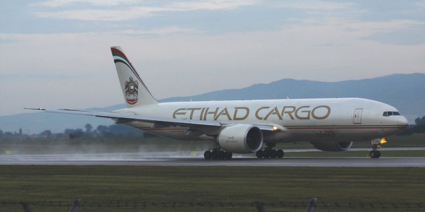 Një Boeing 777 i Etihad Cargo po ngrihet nga Aeroporti i Sofies më 30 qershor 2015. Foto: Stephan Gagov