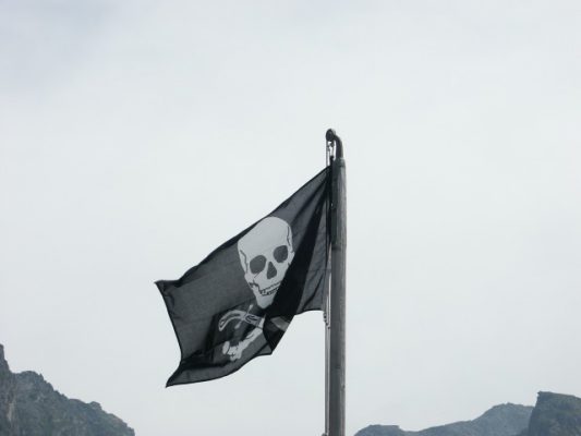 Një flamur pirat. Foto ilustruese: Flickr/Olivier Bruchez.