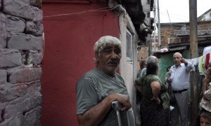 Ndërmjetësuesi shëndetësor Asen Kolev, djathtas, flet me njerëzit në lagjen Stolipinovo të Plovdiv më 9 qershor 2015. Foto: Zornitsa Stoilova.