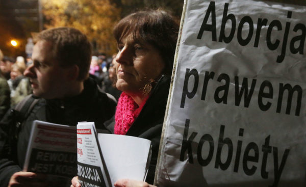 Mbështetës të të drejtave të grave për abortin po protesotjnë para shtëpisë së Jaroslaw Kaczynski, udhëheqës i partisë konservatore Polake Ligj dhe Drejtësi në Varshavë, Poloni më 13 tetor 2016. (AP Photo/Czarek Sokolowski)