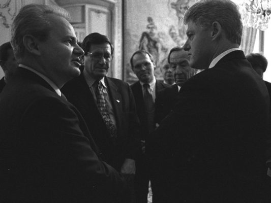 Sllobodan Millosheviç dhe presidenti amerikan Clinton. Foto: Arkivat e CIA-s.