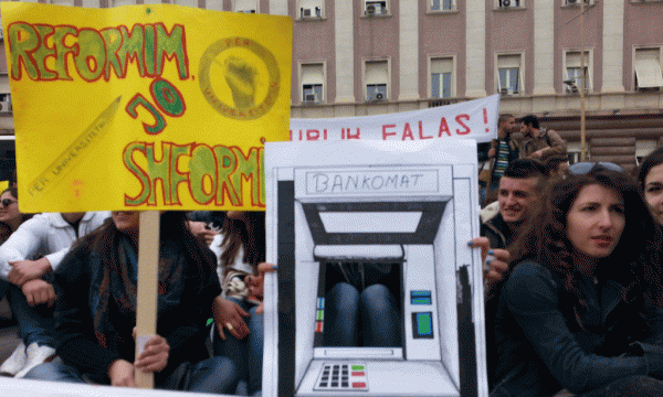 Protesta e studentëve kundër reformës së qeverisë mbi arsimin e lartë, reformë e cila synon të financojë universitetet private me fonde publike. Tiranë, 8 prill 2015. ‪#‎PërUniversitetin. Foto: BIRN‬