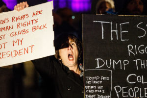 Qindra vetë po protestojnë në kryeqytetin e shtetit në Harrisburg, Pensilvania të premten më 11 nëntor 2016 kundër zgjedhjes së Donald Trump. Lexo analizat në: http://www.reporter.al/project-syndicate (James Robinson/PennLive.com via AP
