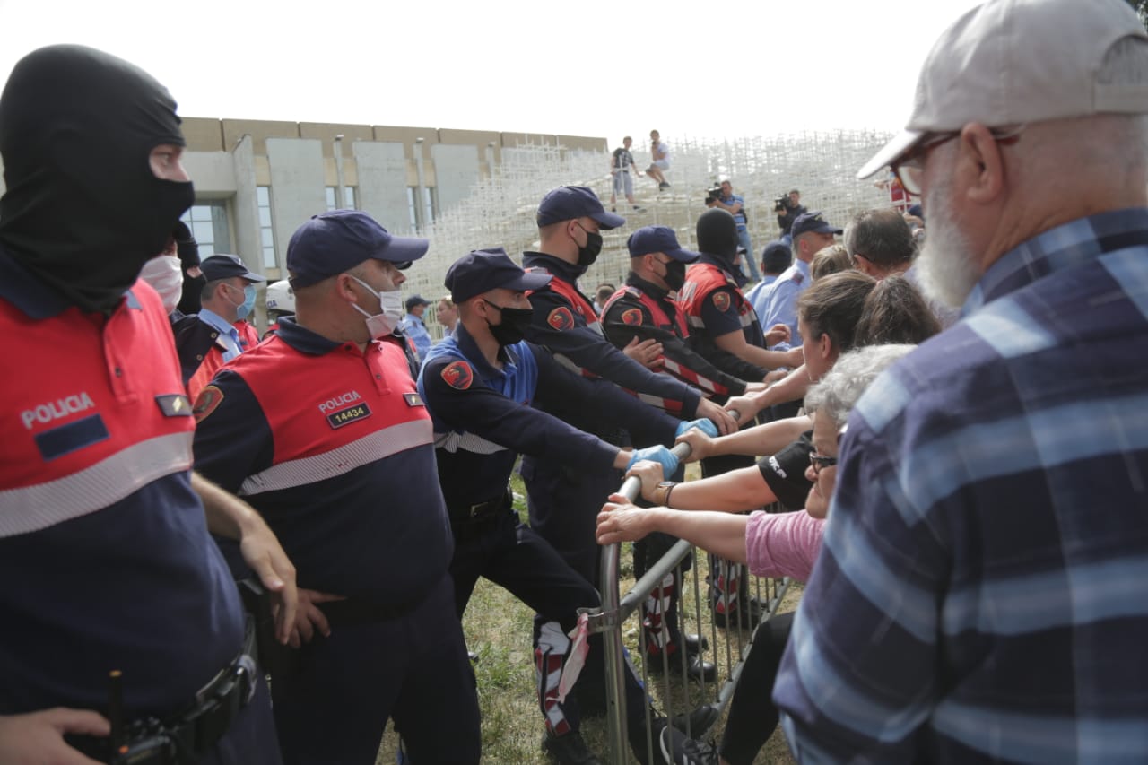 ‘Akt mafioz’; reagime të ashpra pas shembjes së Teatrit Kombëtar