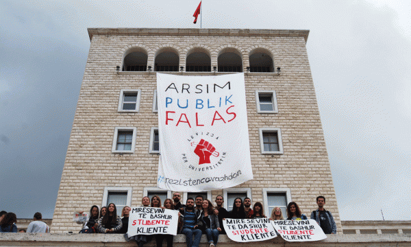 Studentët e Lëvizjes Për Universitetin përshëndesin fillimin e vitit akademik 2015-2016 me një banderolë në mbështetjes së arsimit publik falas. Foto: Ivana Dervishi/BIRN
