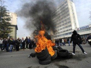 Protestat në Tuzla. Foto: AP Darko Zabus