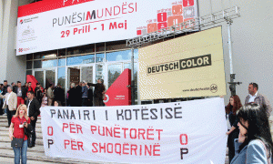 Aktivistë të Organizatës Politike, një grupim të rinjsh të majtë, duke protestuar për të drejtat e punëtorëve më 1 maj 2015 para një panairi pune të hapur nga qeveria. Foto: Malton Dibra/LSA