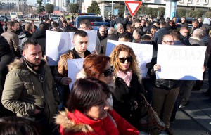 Të larguarit nga administrata, të organizuar nga opozita, në një protestë para hotel Tiranës, gjatë konferencës së donatorëve, "Tirana Smart City 2016-2026", më 20 janar 2016. Foto: Malton Dibra/LSA