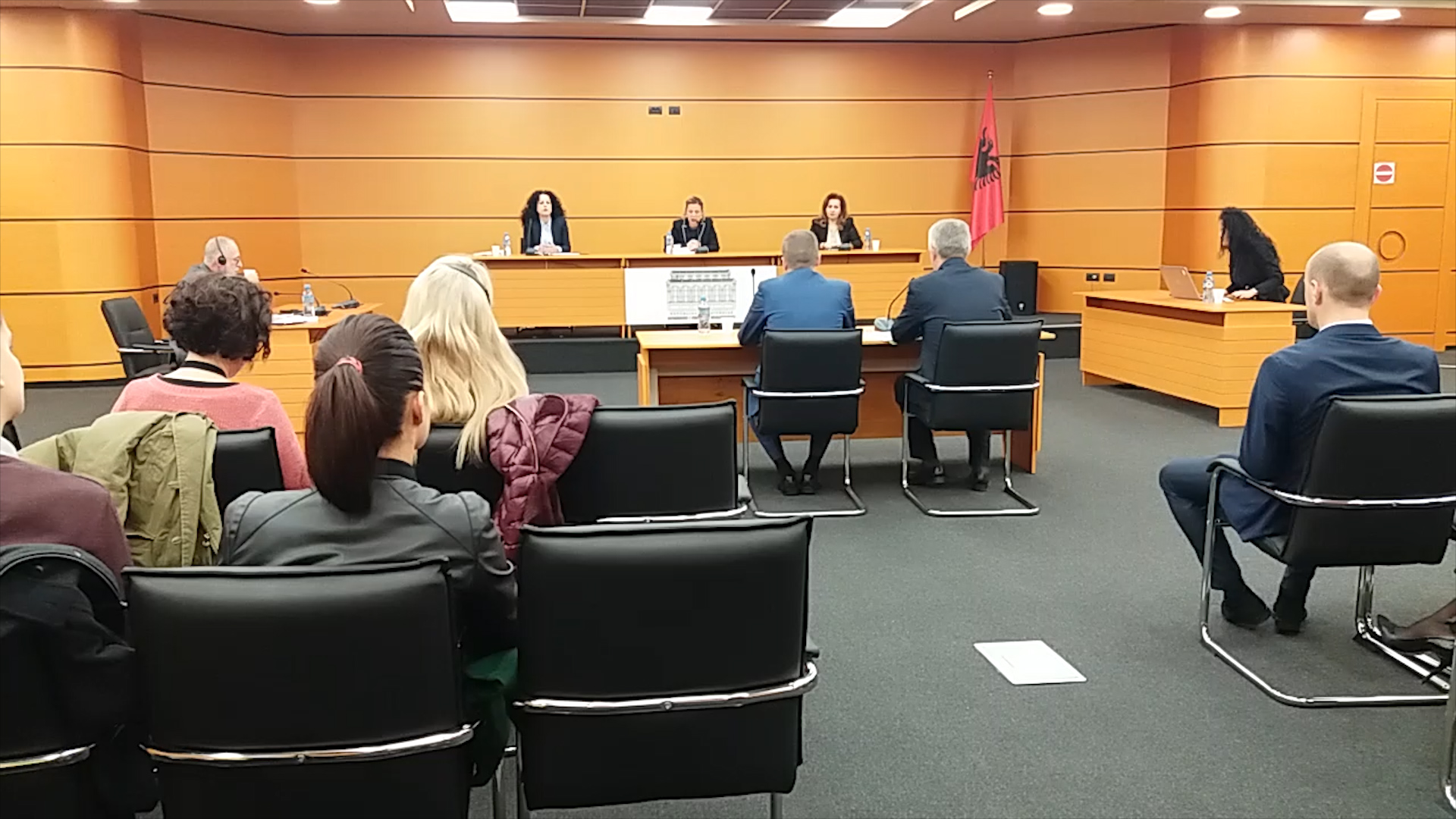 Gjyqtari Fatos Qato dhe avokati i tij, Julian Mërtiri para Komisionit të Pavarur të Kualifikimit. 