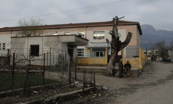 Qendra e fshatit Zall Bastar. Një segment i rrugës së Arbrit fotografuar më 14 mars 2015. Punimet janë ndërprerë prej një viti. Foto: Gjergj Erebara/BIRN
