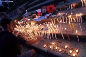 Qytetarët shqiptarë duke ndezur qirinj për dy turistët çekë të vrarë në Dukagjin. Foto"LSA 
