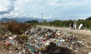 Mbeturina të depozituara në rrugën e Vllaznisë | Foto nga : Senad Nikshiqi