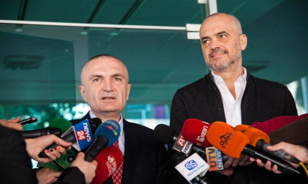 Kreu i kuvendit Ilir Meta dhe kryeministri Edi Rama duke folur për median