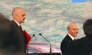Kryeministrat Edi Rama dhe Isa Mustafa gjatë konferencës për shtyp më 23 mars 2015 në Tiranë. Foto: Adnan Beci/LSA