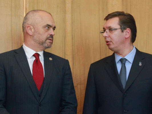Kryeministri Edi Rama dhe homologu i tij Serb Aleksandar Vuçic në Beograd | Foto nga : AP