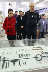 Kryeministri Edi Rama dhe Ministrja e Kulturës Mirela Kumbaro, gjatë një vizite muzeun Arkeologjik të Durrësit më 6 dhjetor 2014. Foto: LSA / ADNAN BECI