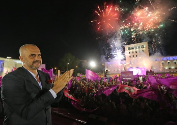 Edi Rama gjatë fushatës për zgjedhjet parlamentare 2013 | Foto nga : Armand Babani/EPA