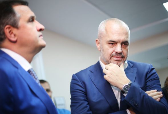 Ministri e Shëndetësisë Ilir Beqaj dhe Kryeministri Edi Rama, gjatë përurumit të pavionit të rikonstruktuar të hemodializës në spitalin rajonal Vlorë | Foto nga : Kryeministria.al