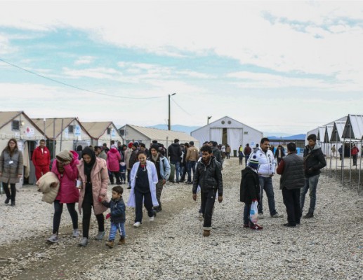 Refugjatë në kufirin maqedonas me Greqinë. Foto: Anadolu Agency.