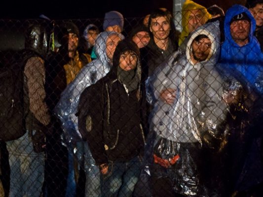 Refugjatët në kufirin Kroaci-Slloveni në vitin 2015. Foto: BEATAPHOTO/AP Photo/Darko Bandic