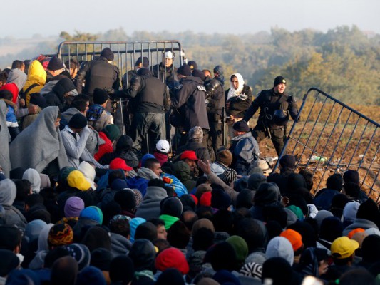 Refugjatët në kufirin Serbi-Kroaci. BETAPHOTO/AP Photo/Darko Vojinovic