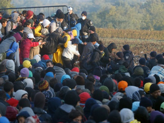 Refugjatët tentojnë të hynë ne Kroaci nga Serbia. Foto: BETAPHOTO/AP Photo/Darko Vojinovic 