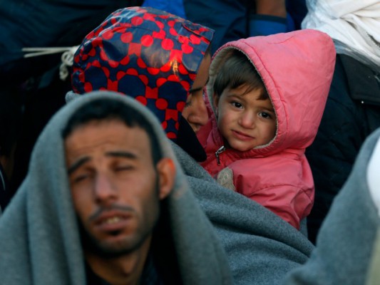 Refugjatët presin në kufirin Serbi-Kroaci. Photo by BETAPHOTO/AP Photo/Darko Vojinovic