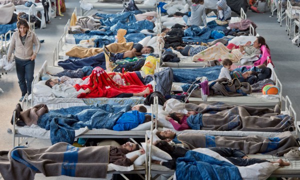 Refugjatët po pushojnë në Hanau, Gjermani, më 24 shtator 2015. Rreth 700 refugjatë, më së shumti nga Siria dhe Afganistani jetojnë në këtë qendër aktualisht. (Boris Roessler/dpa via AP)