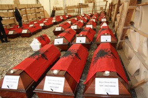 Arkivole me eshtrat e viktimave të luftës në Kosovë të gjetur në guroren e Rudnicës.