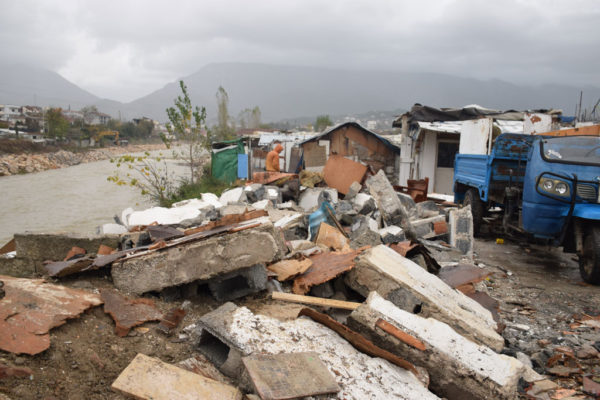 Rrënojat e shtëpive të shembura tek Bregu i Lumit | Foto Nga Gjergj Erebara