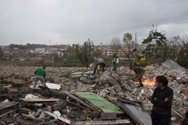 Banorët rom shpëtojnë ç'të munden nga shtëpitë e tyre të shkatërruara | Foto nga : Gjergj Erebara